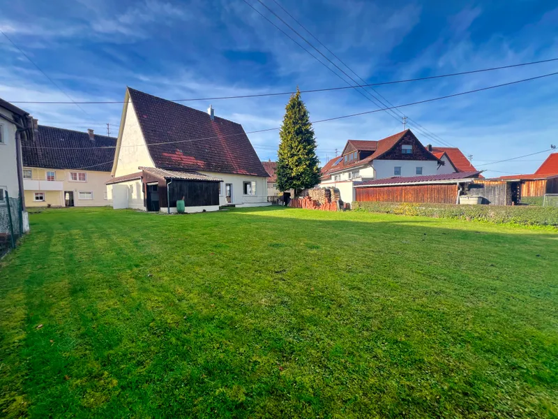 Herrliches Grundst&uuml;ck im Ortskern mit viel Platz und zwei Geb&auml;uden mit viel Potential