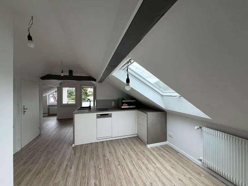 Modern sanierte DG-Wohnung mit Balkon in ruhiger und zentraler Lage