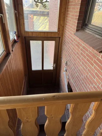 überdachte Kellereingangstür