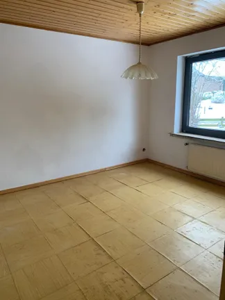 Zimmer 2 zur Strasse