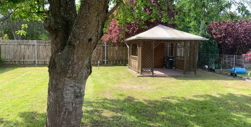 Garten mit Holzpavillon