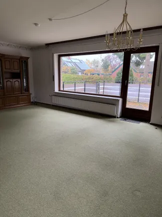 Große Fensterfront im Wohnzimmer