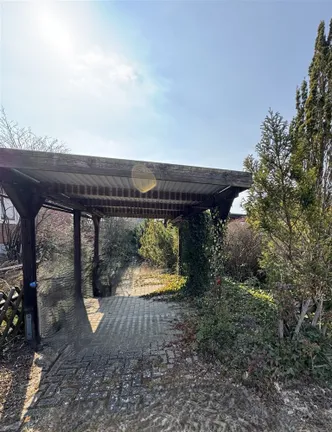 Garageneinfahr mit Carport