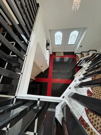 Treppe_Blick nach unten zum Eingangsbreich
