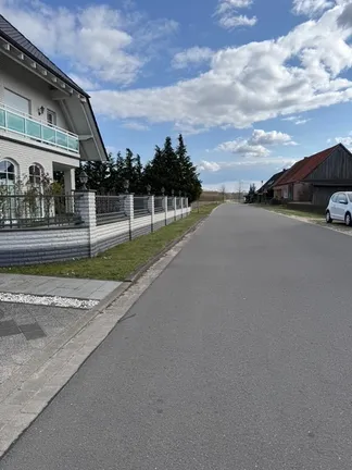 Straße_Zaun_Mauer