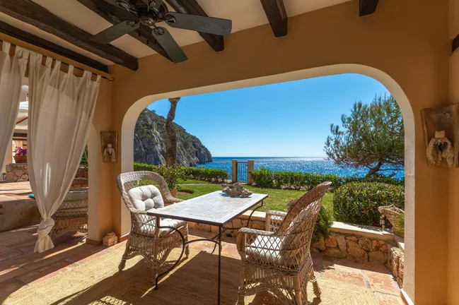 Überdachte Terrasse mit Meerblick