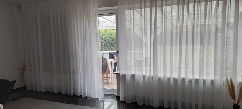 Wohnzimmer mit Ausgang zur überdachten Terrasse