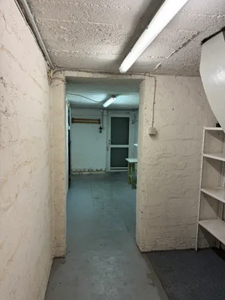großer Keller mit Außenzugang