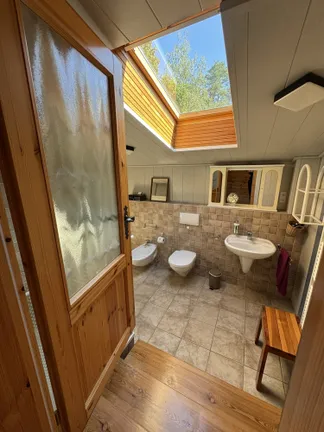 Badezimmer mit großem Dachfenster