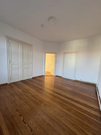 Zimmer ganz hinten zur Strasse