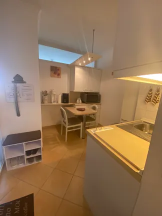 Blick vom Flur in den Küchenbereich