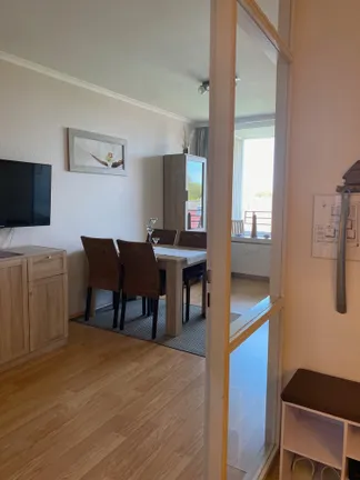 Blick von der Küche zum Esstisch im Wohnzimmer