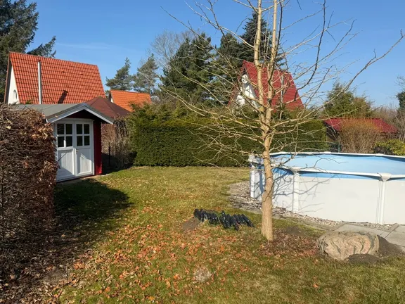 Garten mit Pool und 2 Gartenhäusern