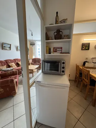 Blick vom Flur/Küche in den Wohnbereich