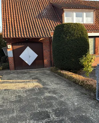 Stellplatz und Garage