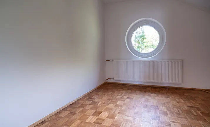 Das Bullaugenzimmer