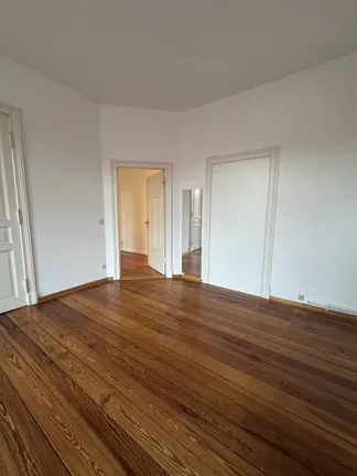 Zimmer mit Verbindungstür