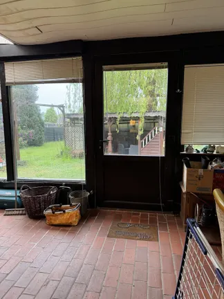 Blick aus dem Wintergarten in den Garten