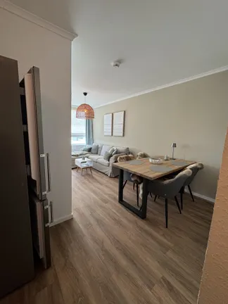 Blick vom Flur in den Wohnbereich 