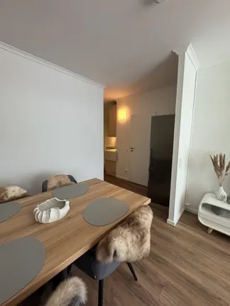 Blick vom Esstisch in den Flur 