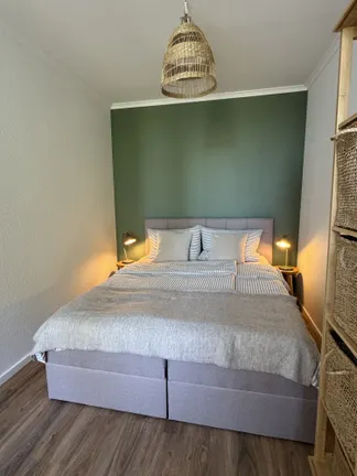 Großes Bett im Schlafzimmer 