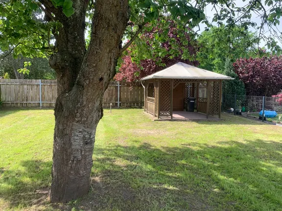 Garten mit Holzpavillon
