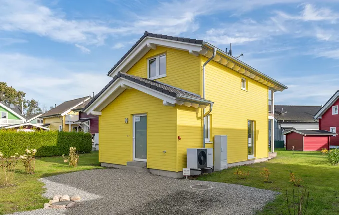 Vorderansicht mit E-Stellplatz