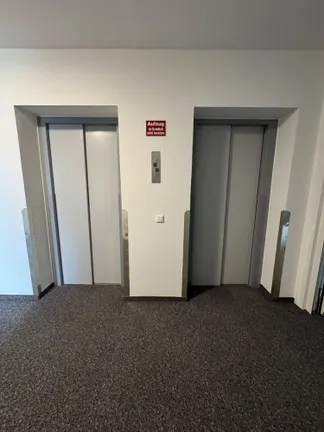 zwei Aufzüge