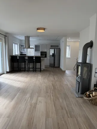 Wohnzimmer mit offener Küche