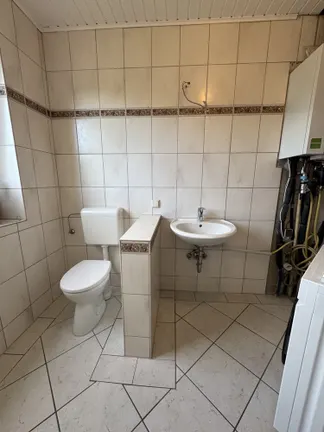 Gäste-WC mit Heizungstherme und Dusche