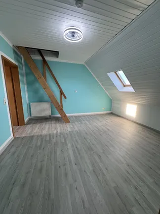 Zimmer 1 mit Treppe zum Dachboden