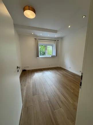 Zimmer 1 im EG mit Küchenanschlüssen