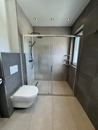 große Dusche im Bad im OG