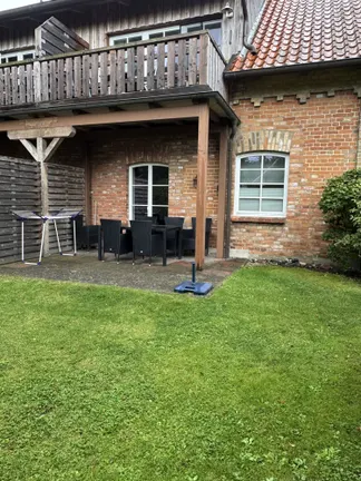 Rückansicht mit Terrasse