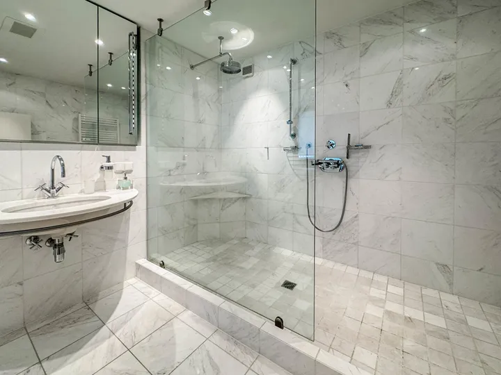 Marmor-Duschbad en suite