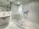 Marmor-Duschbad en suite