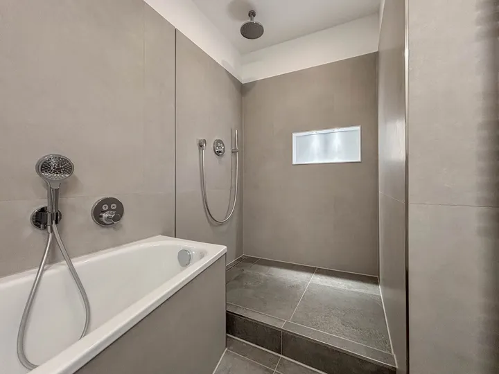 mit Dusche und Wanne 