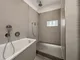 mit Dusche und Wanne 