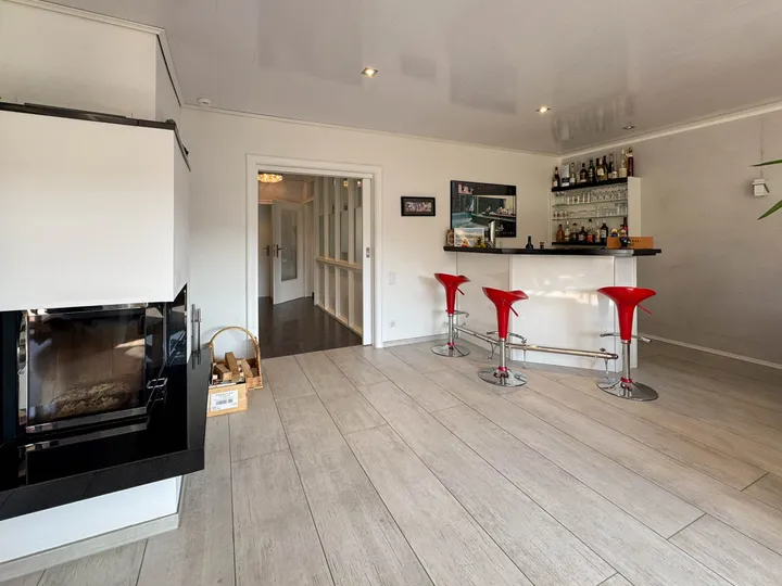 mit Bar und Kamin