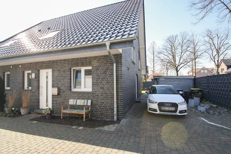 junge Doppelhaushälfte