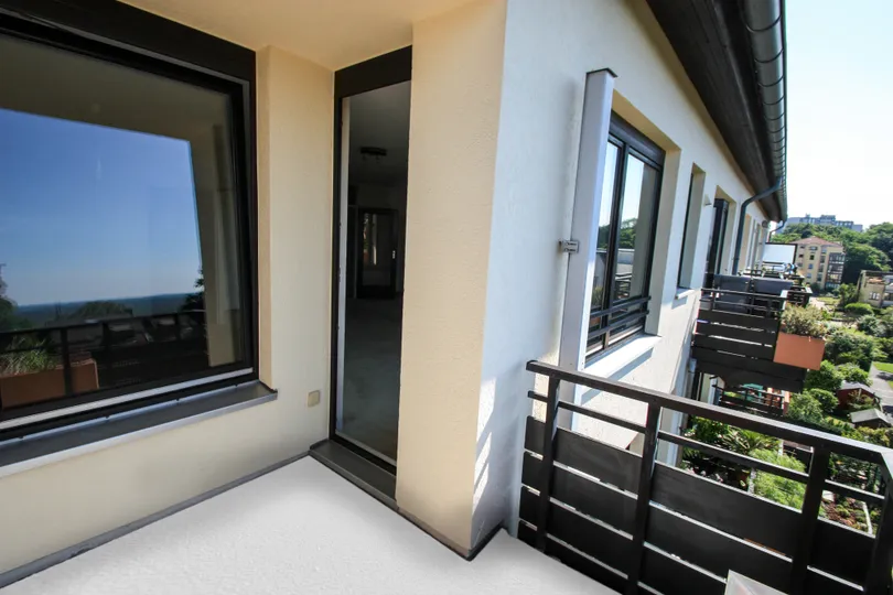 Balkon, halb überdacht