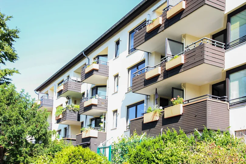 weiße, gepflegte Fassade