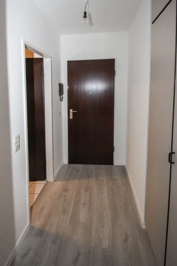 Flur mit Abstellraum, rechts.