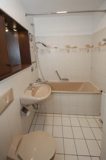 freundliches Bad mit Hänge-WC