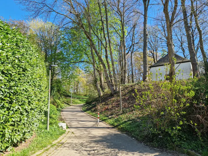 Parkweg direkt am Haus