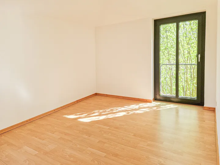 Schlafzimmer hat 2 Fenster