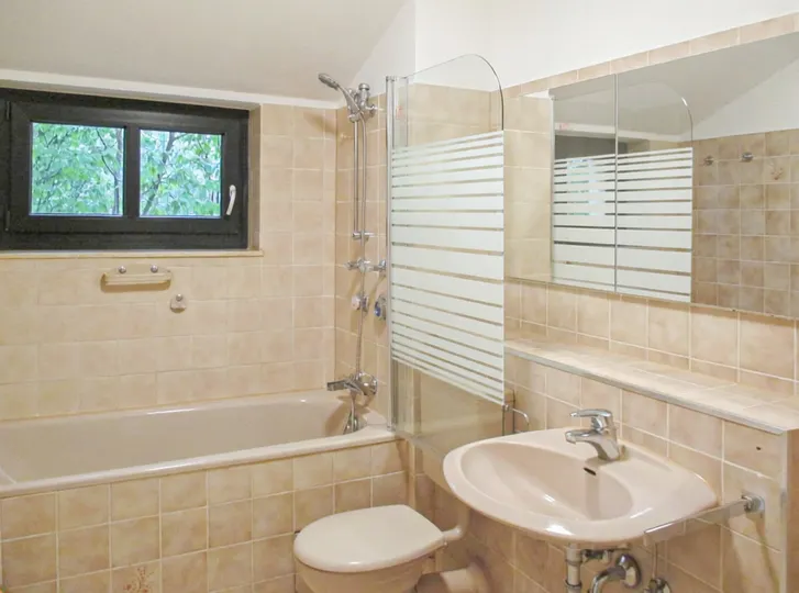 Badewanne mit Spritzschutz