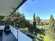Balkon mit grünem Ausblick