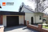 Blick ins Grundstück mit Garage