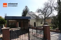 Blick ins Grundstück mit Carport